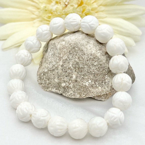 WHITE CARVED CORAL BRACELET - Picture 1 of 7